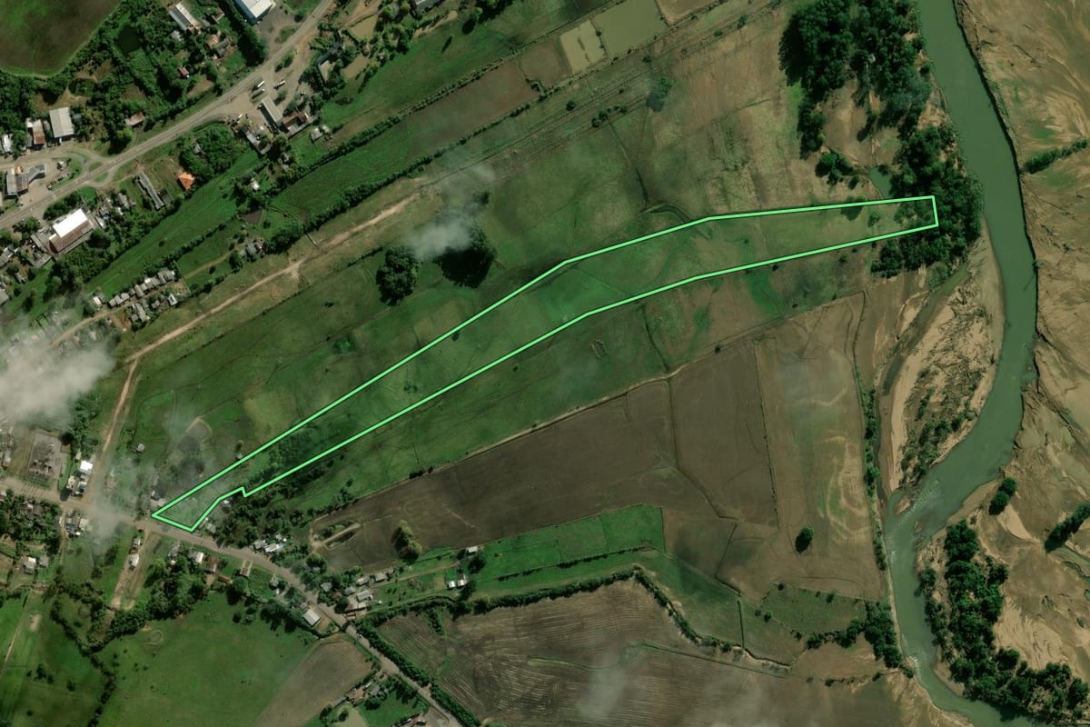 Imagem de satélite do imóvel rural em Candelária (RS), com o contorno declarado no CAR desenhado por cima.