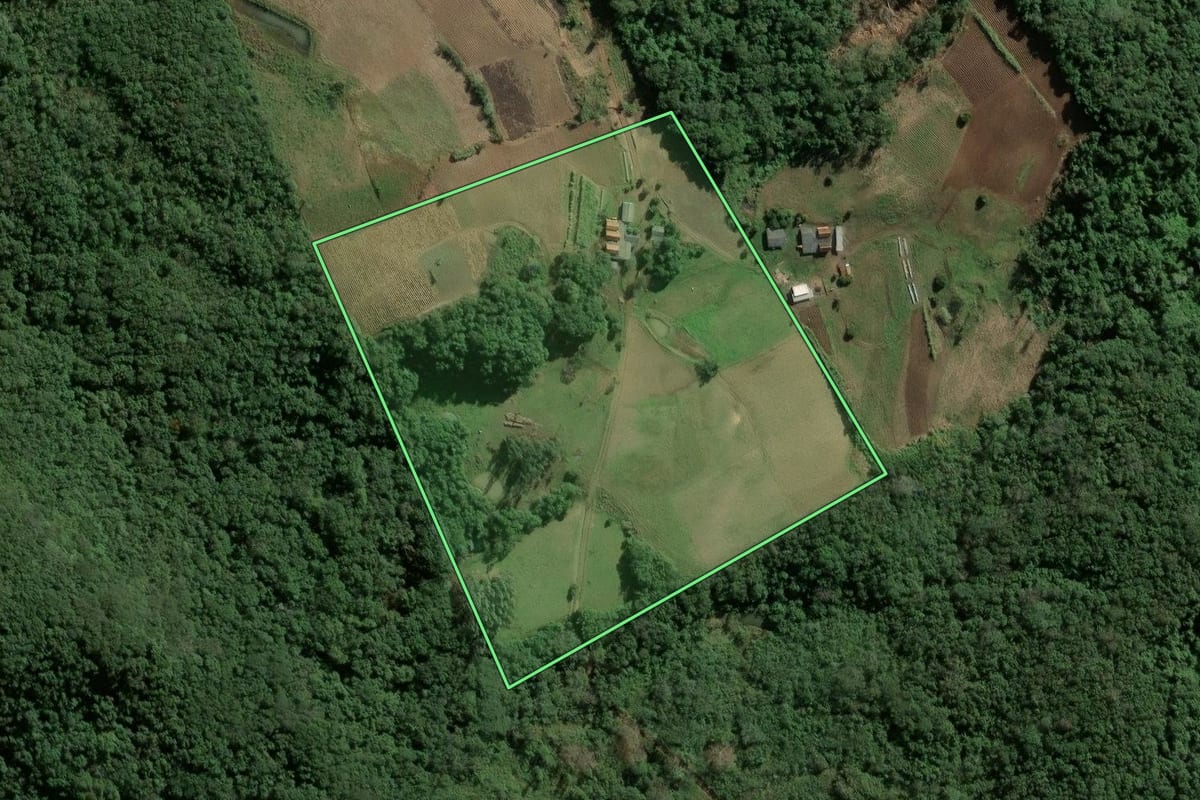 Imagem de satélite do imóvel rural em Candelária (RS), com o contorno declarado no CAR desenhado por cima.
