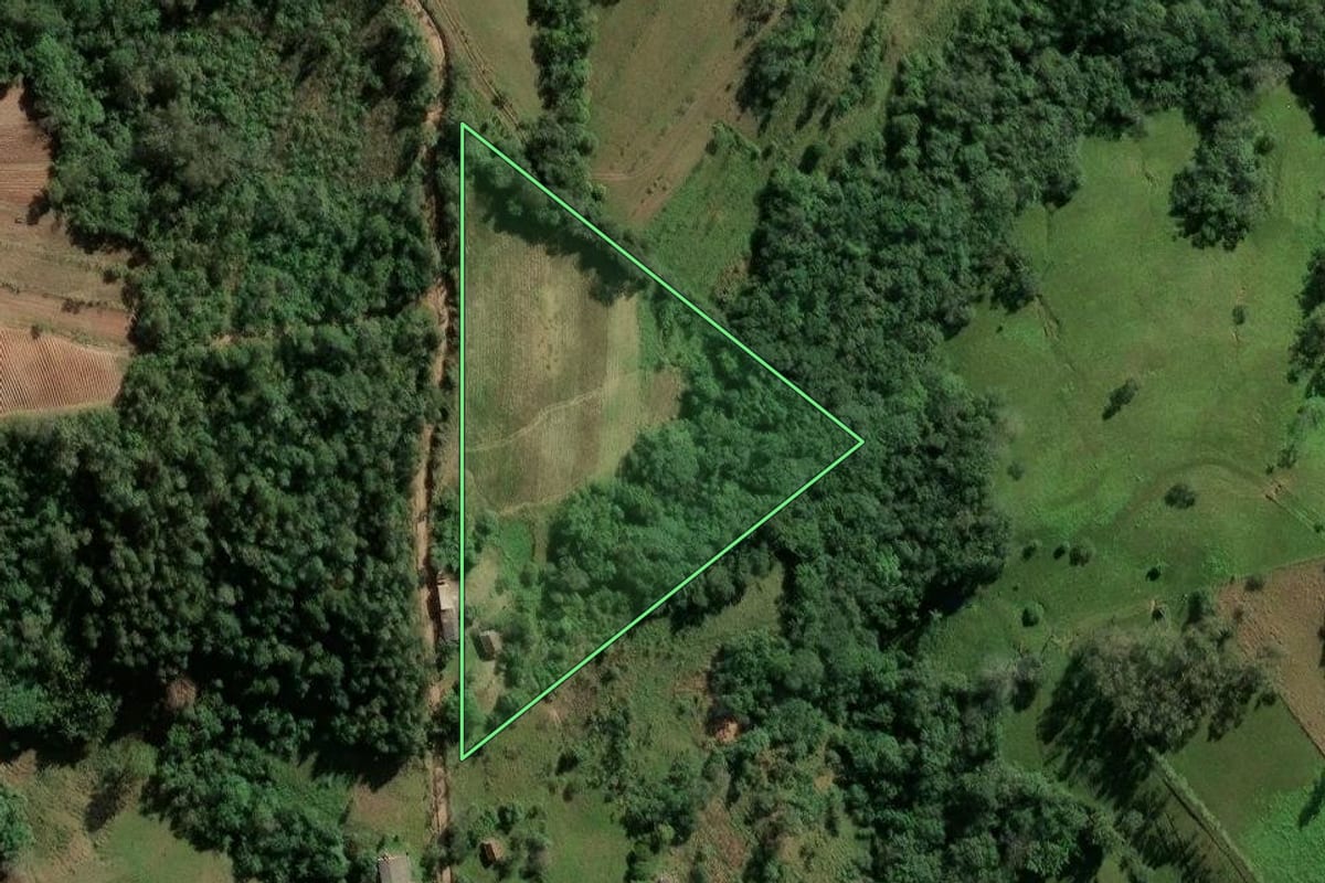 Imagem de satélite do imóvel rural em Candelária (RS), com o contorno declarado no CAR desenhado por cima.