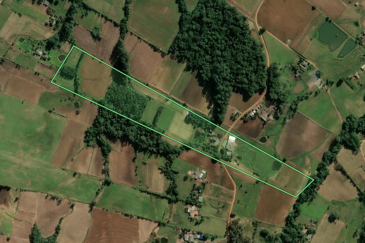 Imagem de satélite do imóvel rural em Candelária (RS), com o contorno declarado no CAR desenhado por cima.