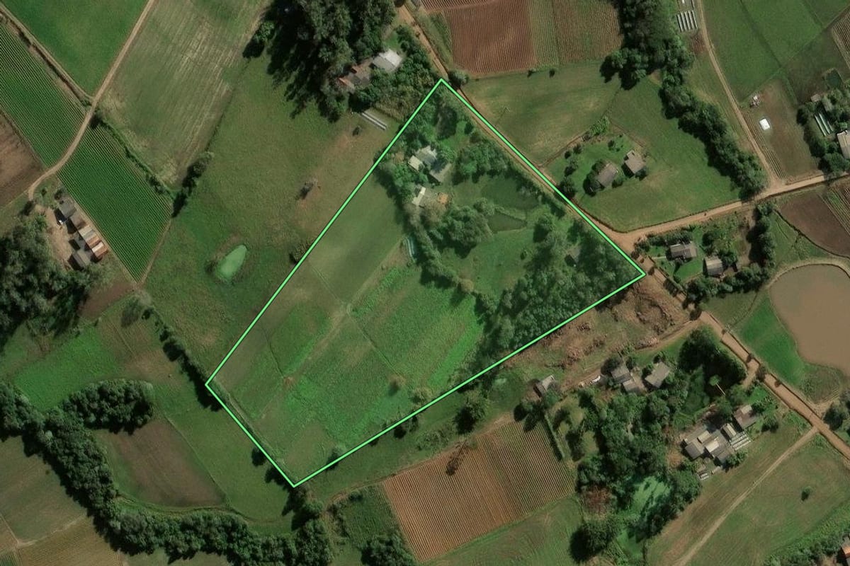 Imagem de satélite do imóvel rural em Candelária (RS), com o contorno declarado no CAR desenhado por cima.