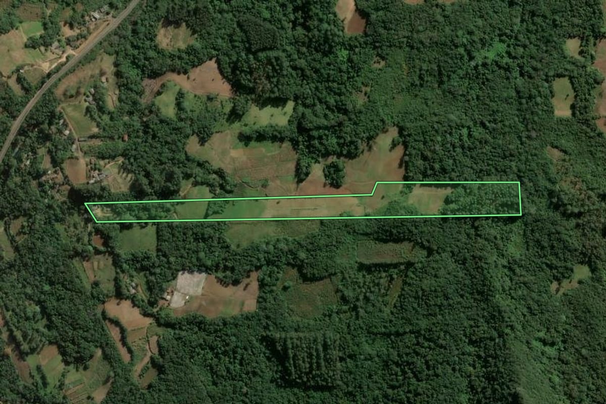 Imagem de satélite do imóvel rural em Candelária (RS), com o contorno declarado no CAR desenhado por cima.
