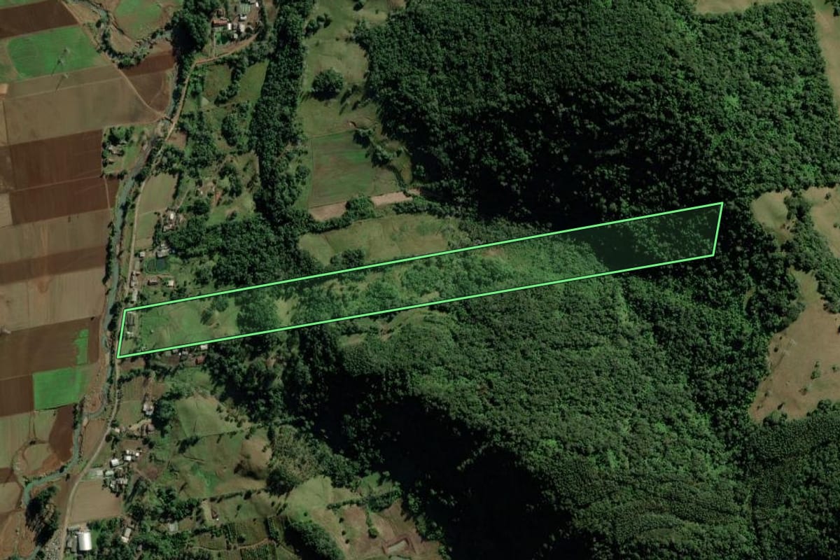 Imagem de satélite do imóvel rural em Candelária (RS), com o contorno declarado no CAR desenhado por cima.