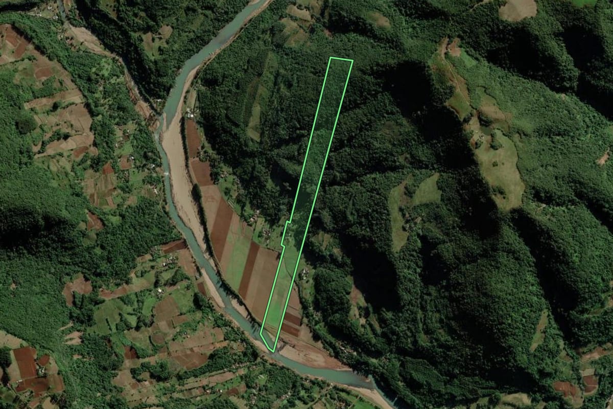 Imagem de satélite do imóvel rural em Candelária (RS), com o contorno declarado no CAR desenhado por cima.