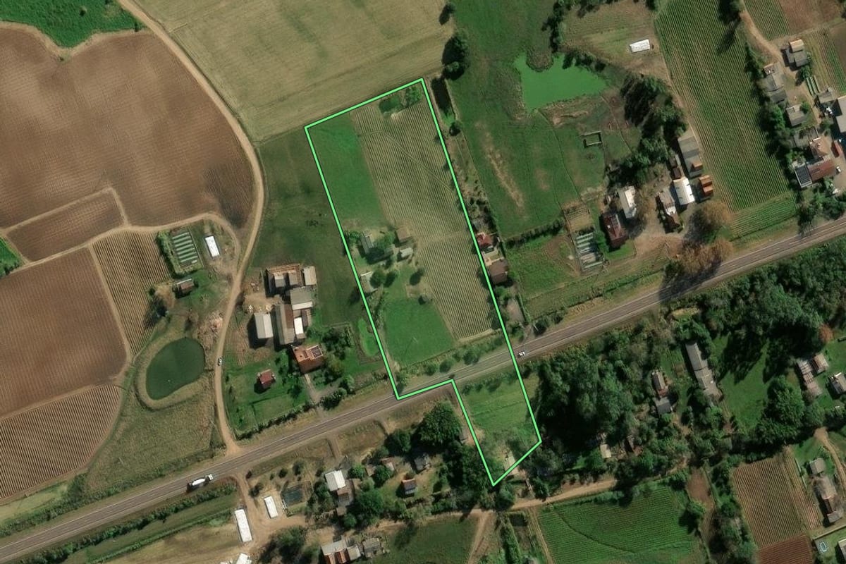 Imagem de satélite do imóvel rural em Candelária (RS), com o contorno declarado no CAR desenhado por cima.