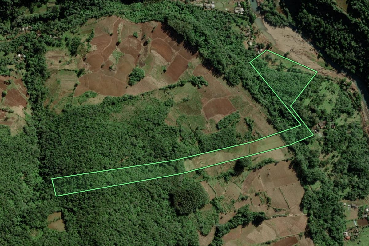 Imagem de satélite do imóvel rural em Candelária (RS), com o contorno declarado no CAR desenhado por cima.