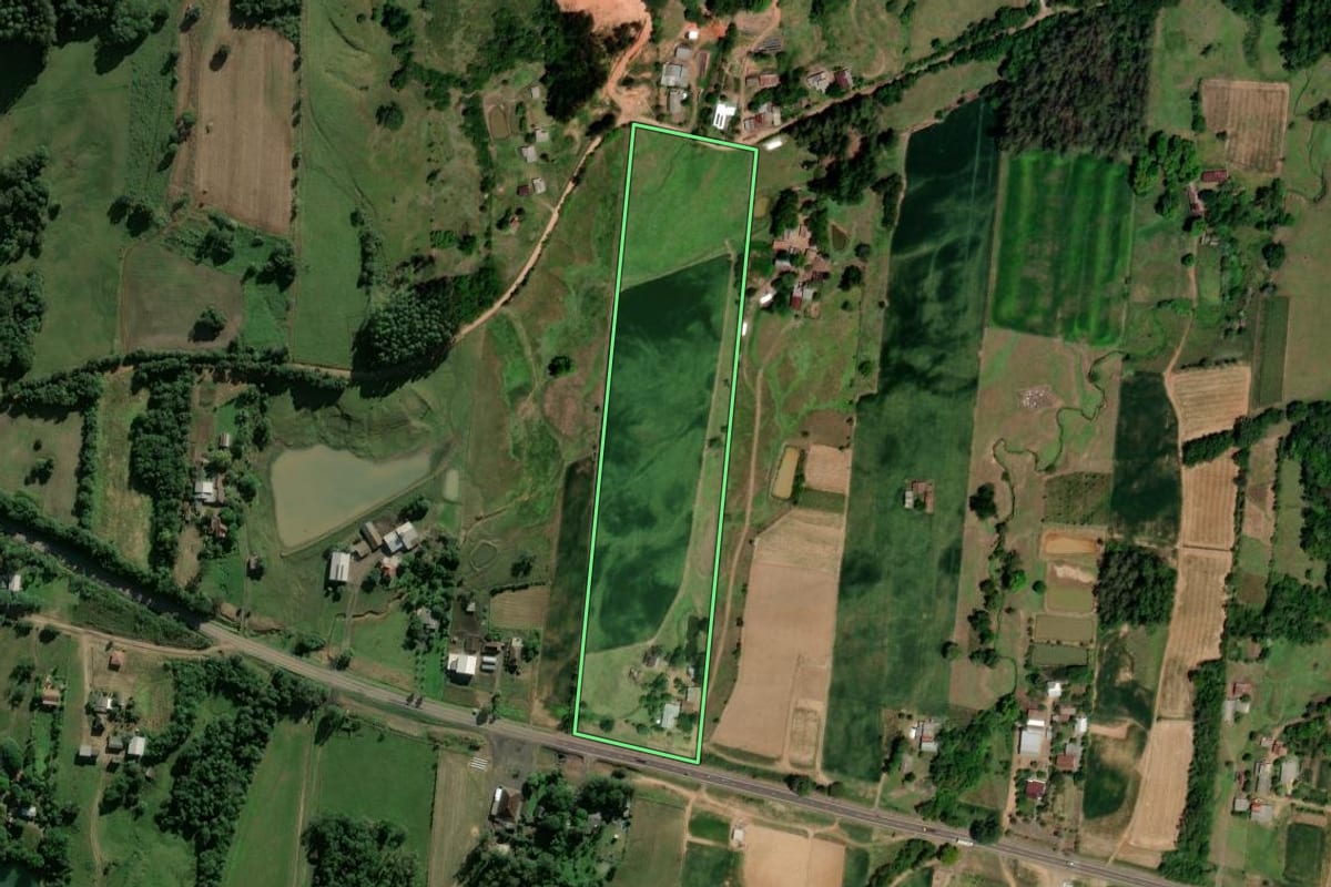 Imagem de satélite do imóvel rural em Candelária (RS), com o contorno declarado no CAR desenhado por cima.