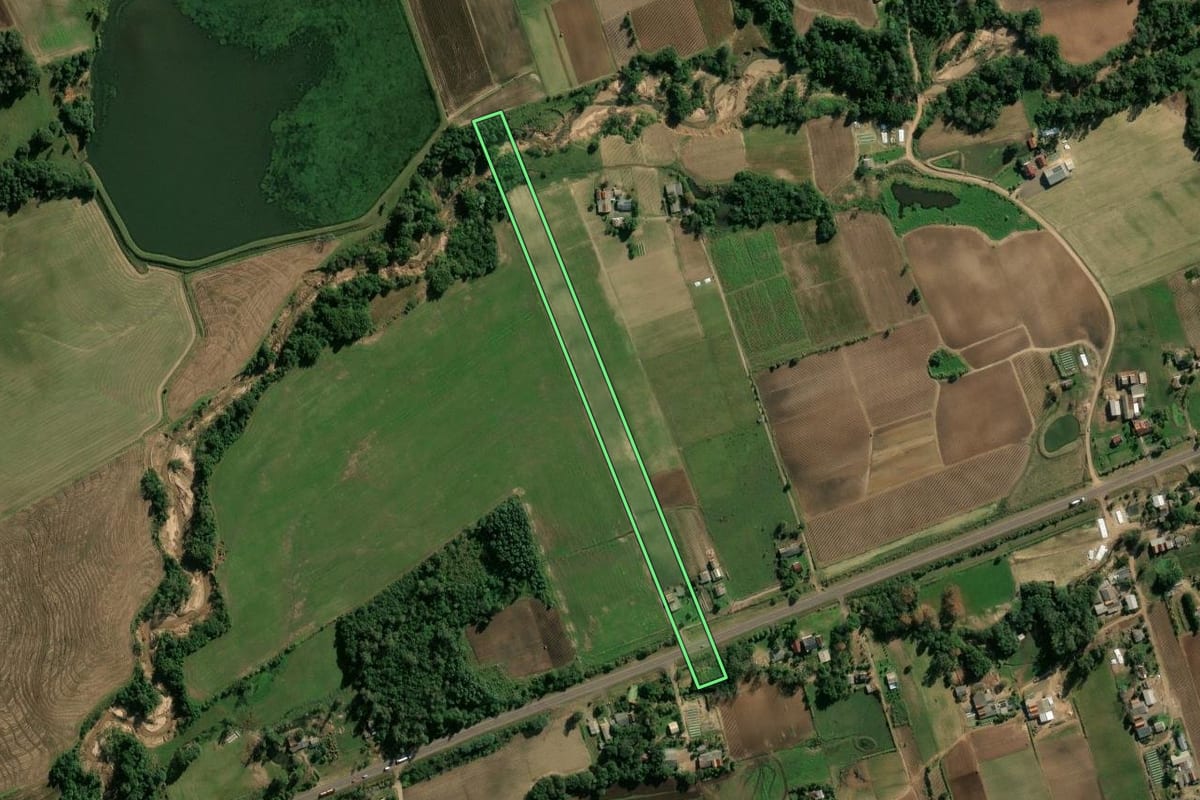 Imagem de satélite do imóvel rural em Candelária (RS), com o contorno declarado no CAR desenhado por cima.
