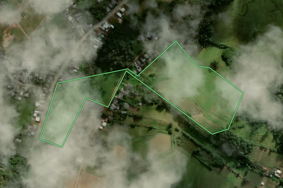 Imagem de satélite do imóvel rural em Candelária (RS), com o contorno declarado no CAR desenhado por cima.