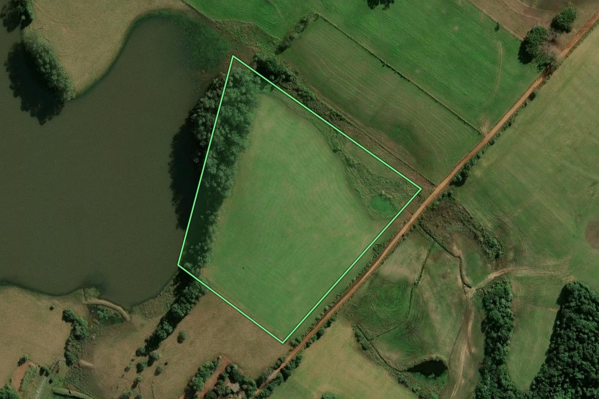 Imagem de satélite do imóvel rural em Candelária (RS), com o contorno declarado no CAR desenhado por cima.
