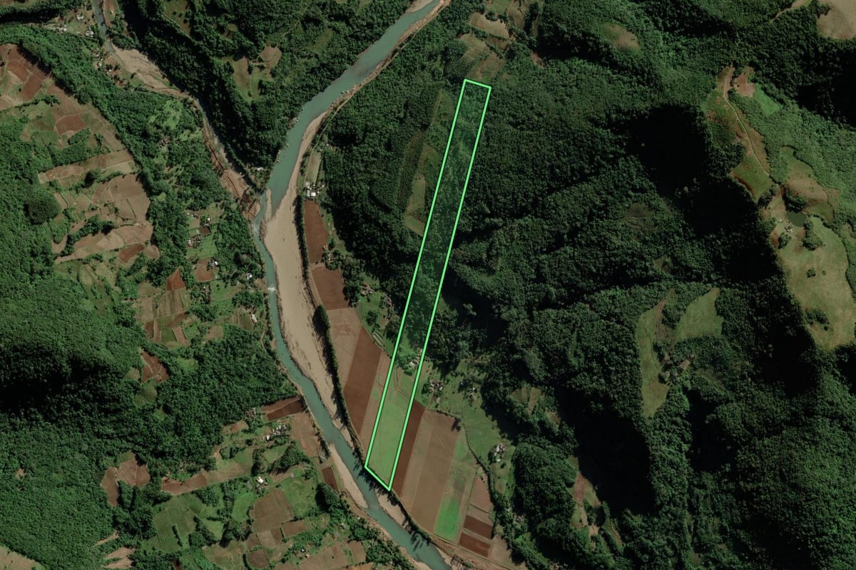 Imagem de satélite do imóvel rural em Candelária (RS), com o contorno declarado no CAR desenhado por cima.