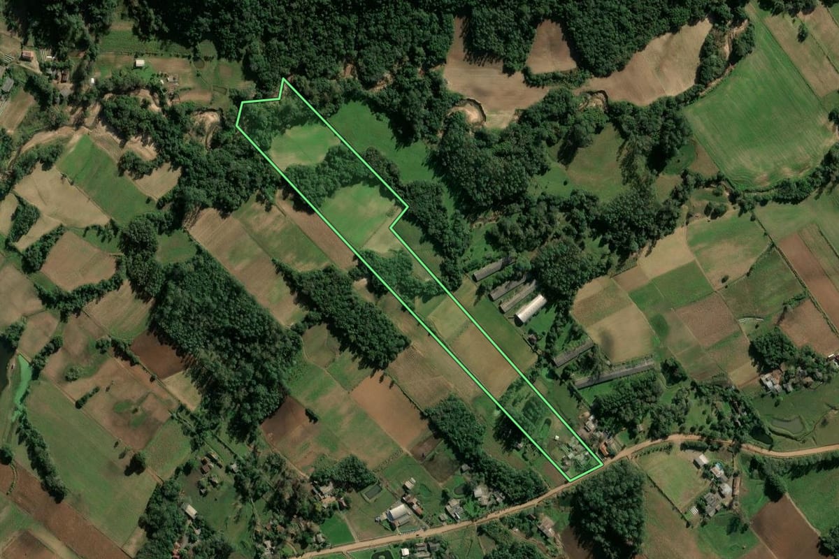 Imagem de satélite do imóvel rural em Candelária (RS), com o contorno declarado no CAR desenhado por cima.