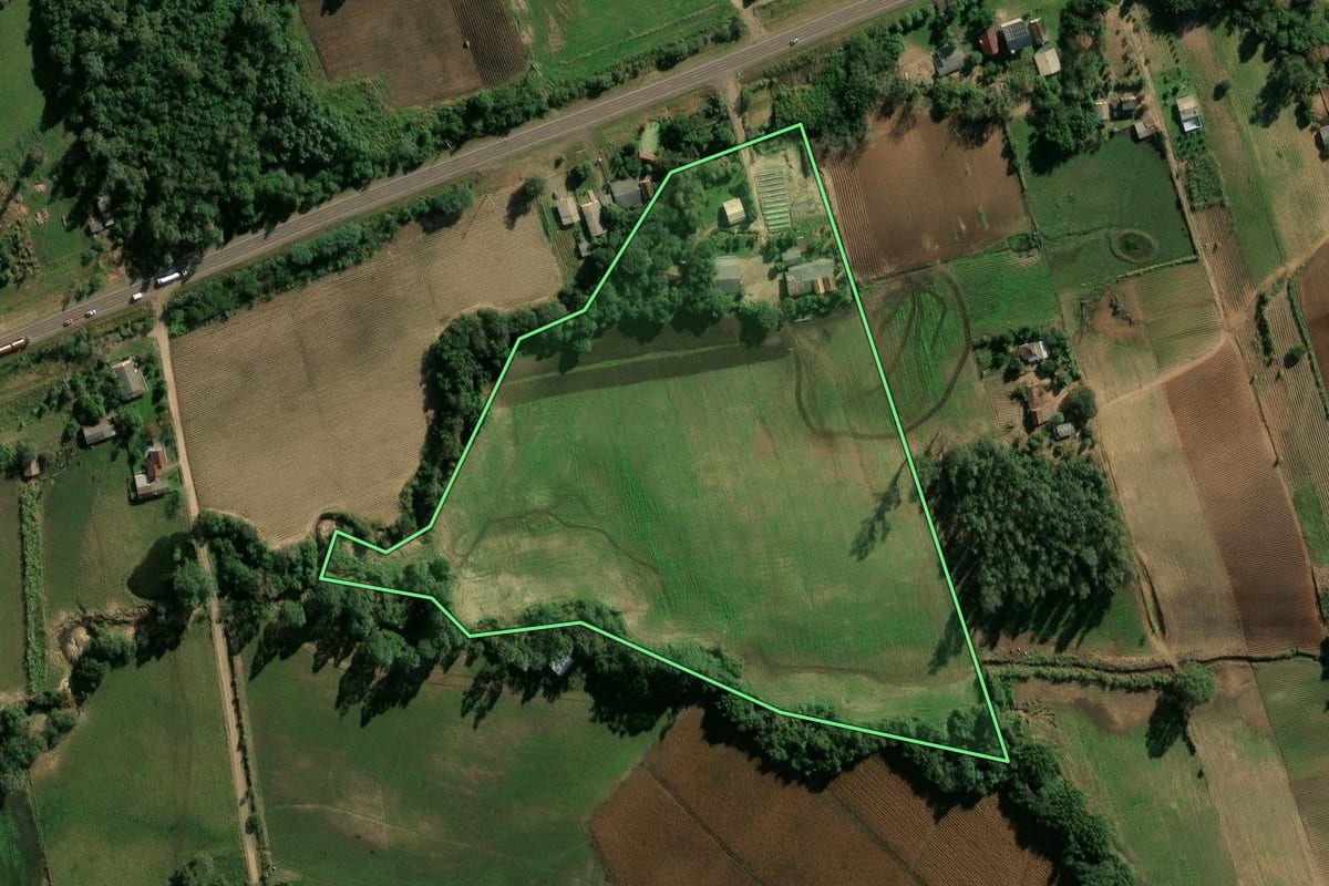 Imagem de satélite do imóvel rural em Candelária (RS), com o contorno declarado no CAR desenhado por cima.