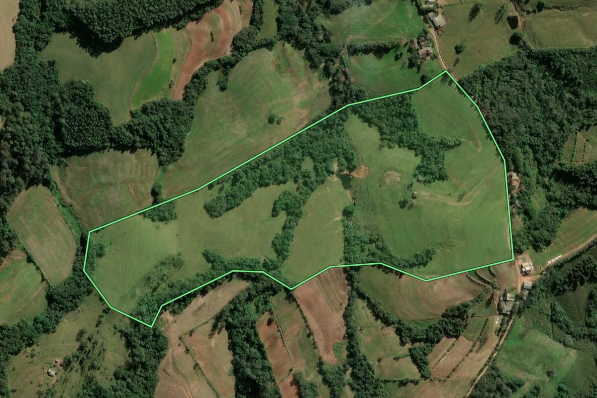 Imagem de satélite do imóvel rural em Candelária (RS), com o contorno declarado no CAR desenhado por cima.