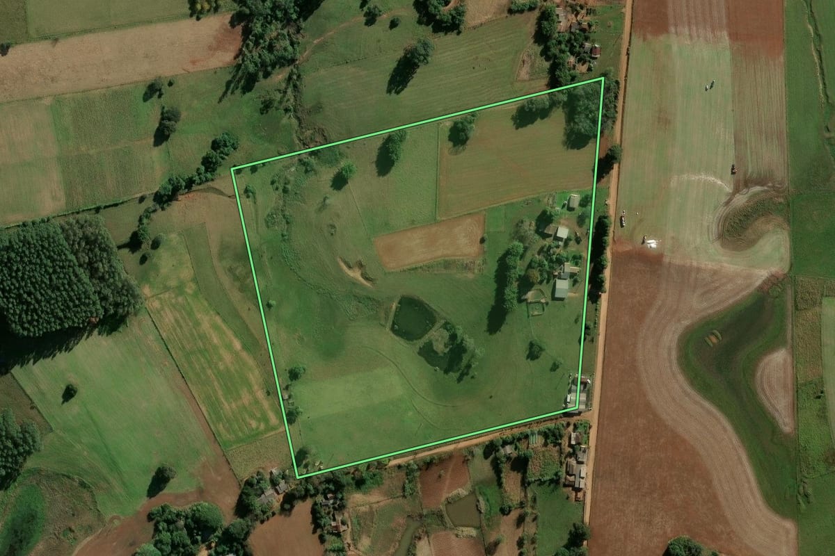 Imagem de satélite do imóvel rural em Candelária (RS), com o contorno declarado no CAR desenhado por cima.