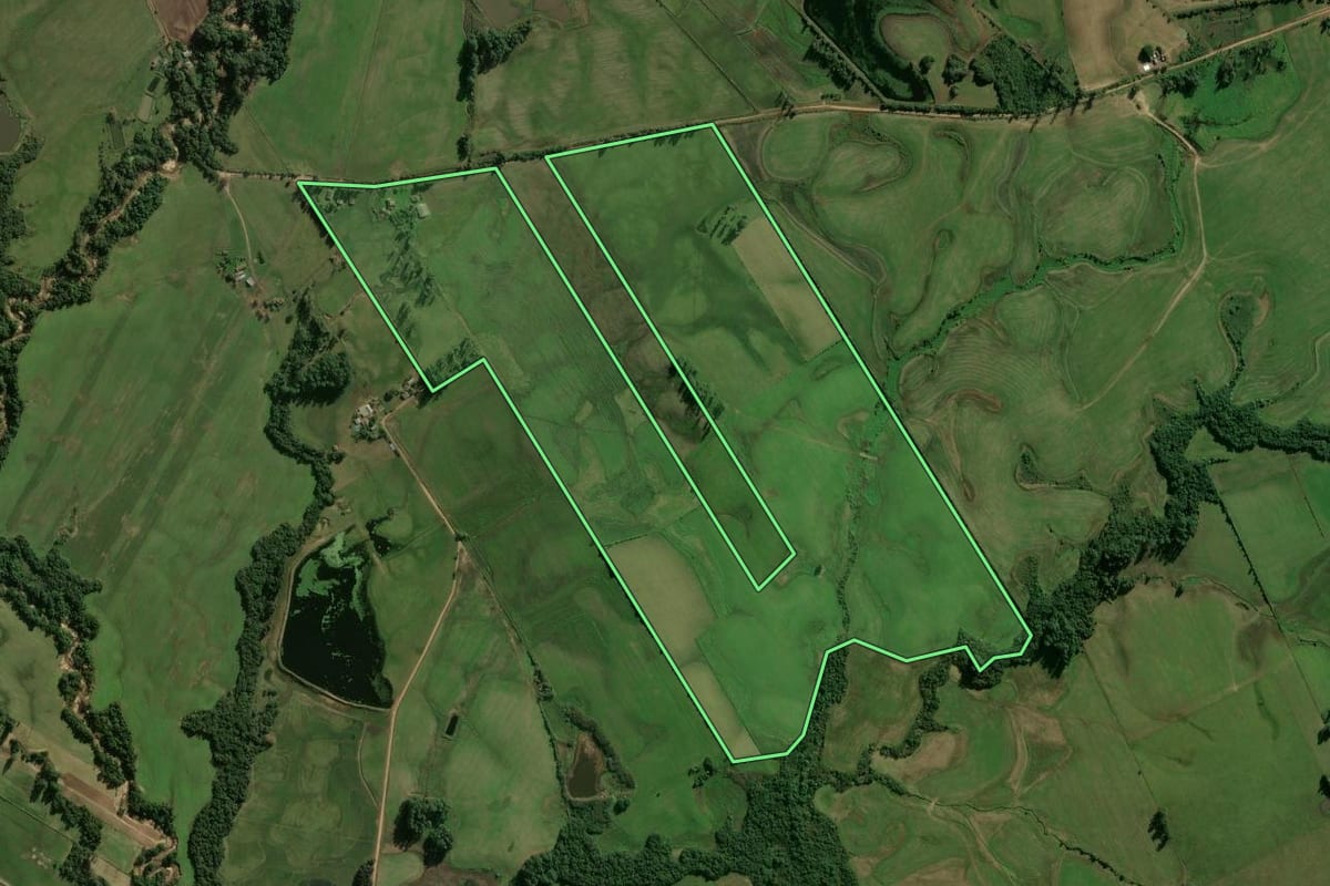 Imagem de satélite do imóvel rural em Candelária (RS), com o contorno declarado no CAR desenhado por cima.