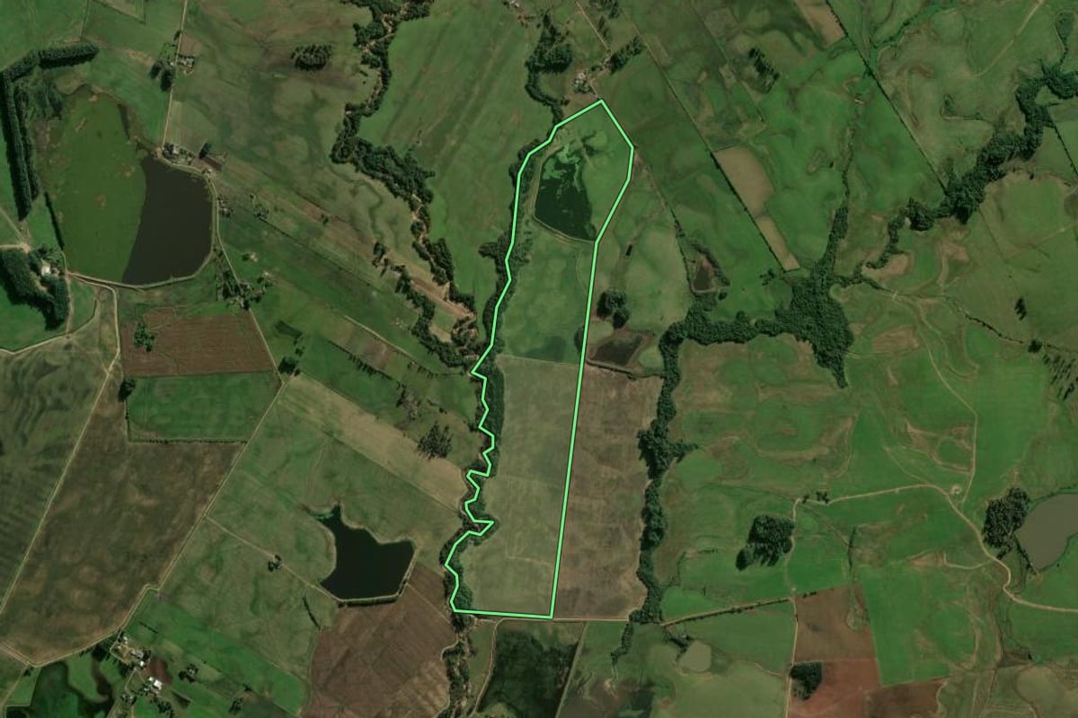 Imagem de satélite do imóvel rural em Candelária (RS), com o contorno declarado no CAR desenhado por cima.