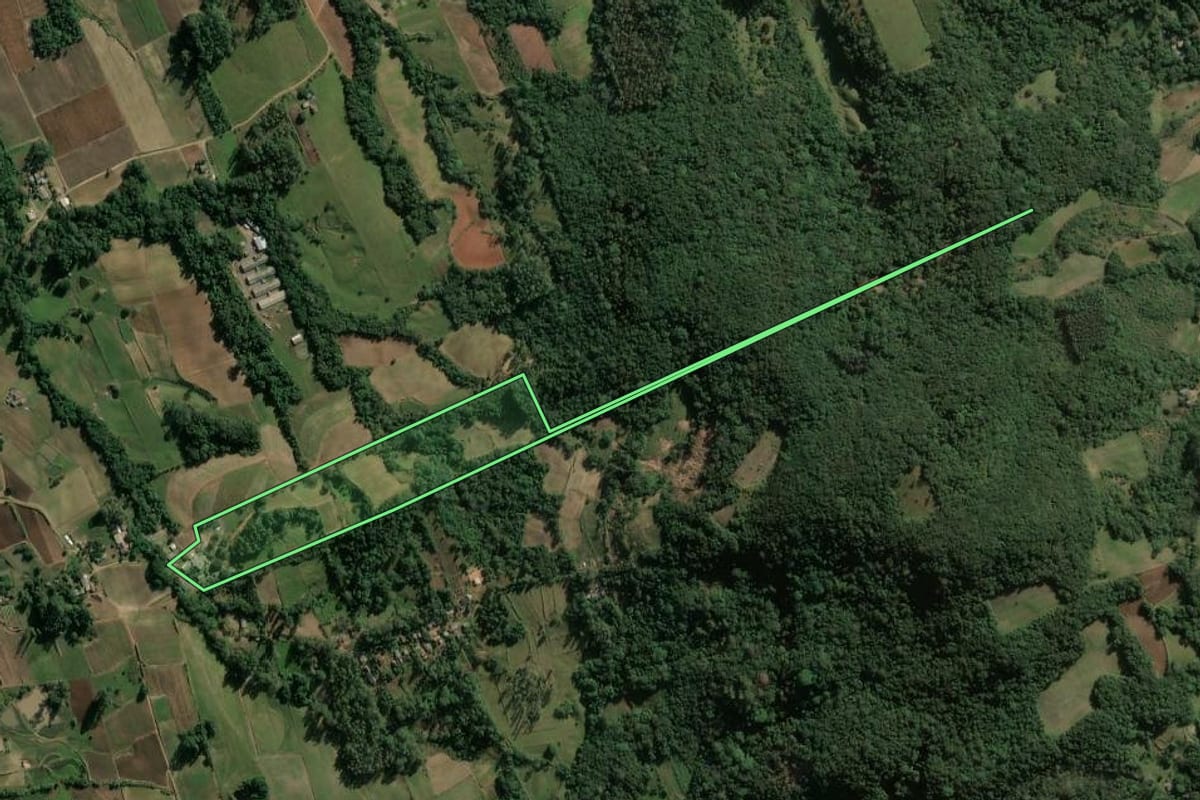 Imagem de satélite do imóvel rural em Candelária (RS), com o contorno declarado no CAR desenhado por cima.
