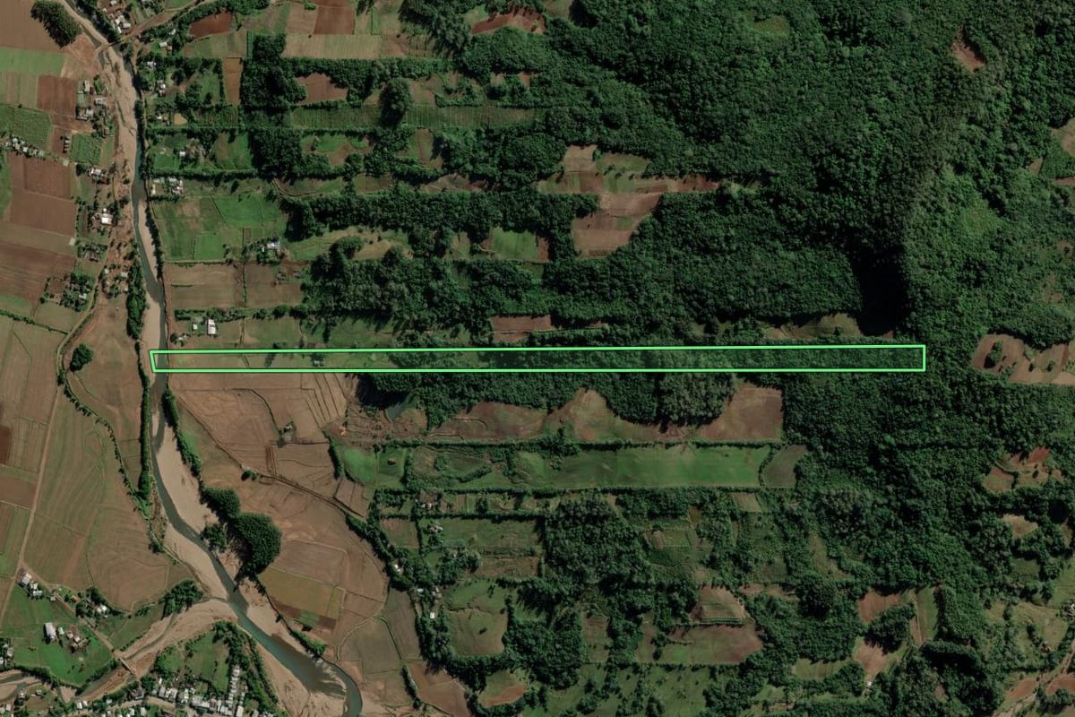 Imagem de satélite do imóvel rural em Candelária (RS), com o contorno declarado no CAR desenhado por cima.