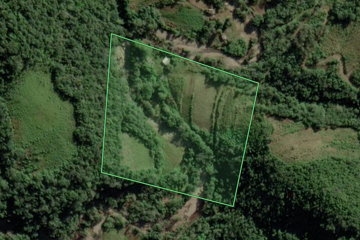 Imagem de satélite do imóvel rural em Candelária (RS), com o contorno declarado no CAR desenhado por cima.