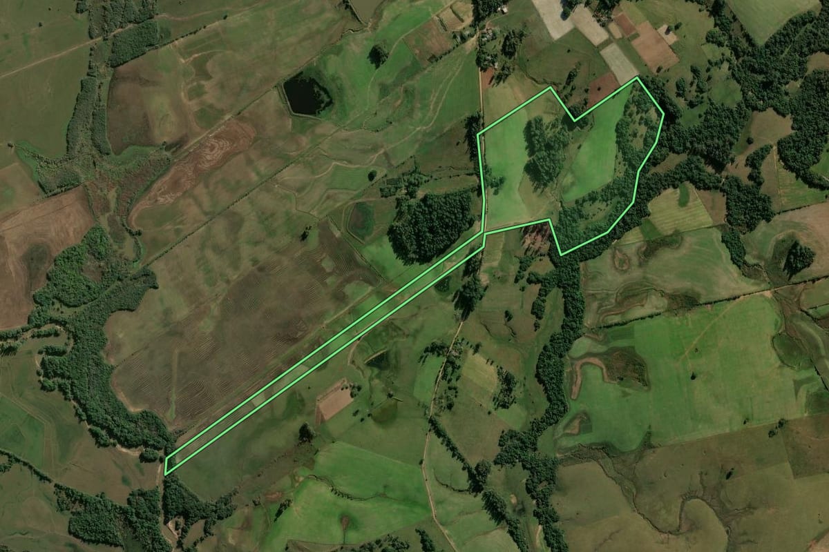 Imagem de satélite do imóvel rural em Candelária (RS), com o contorno declarado no CAR desenhado por cima.