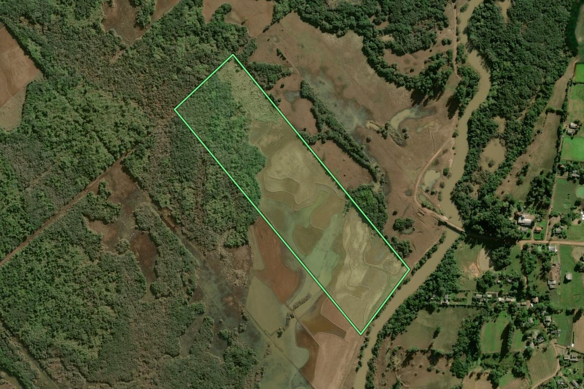 Imagem de satélite do imóvel rural em Candelária (RS), com o contorno declarado no CAR desenhado por cima.