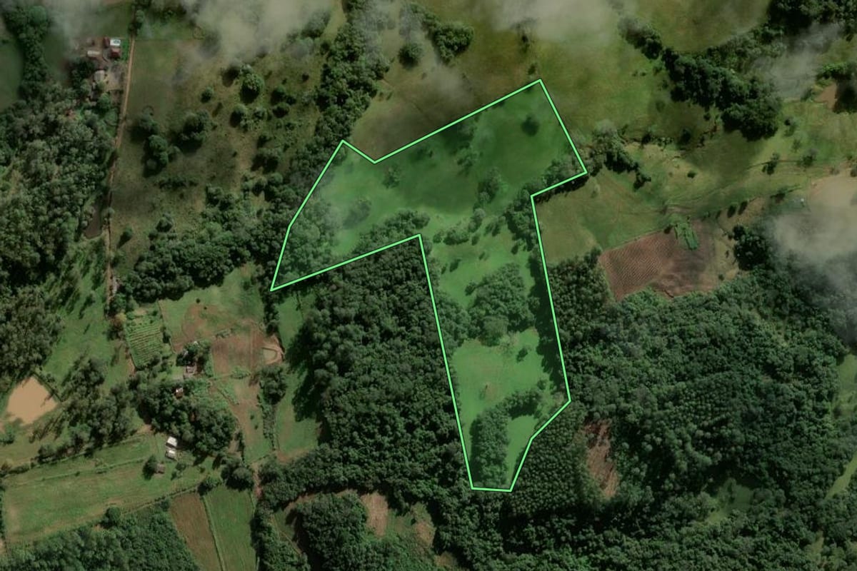 Imagem de satélite do imóvel rural em Candelária (RS), com o contorno declarado no CAR desenhado por cima.