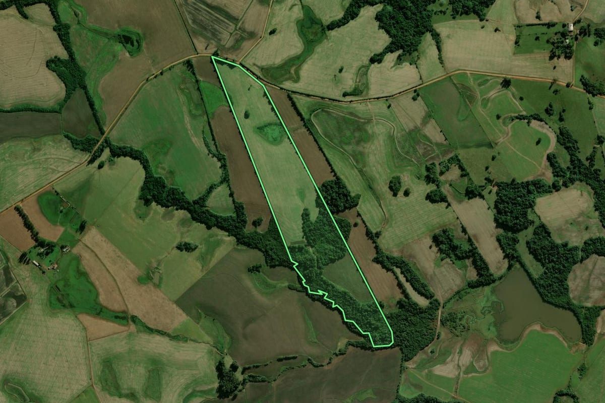 Imagem de satélite do imóvel rural em Candelária (RS), com o contorno declarado no CAR desenhado por cima.