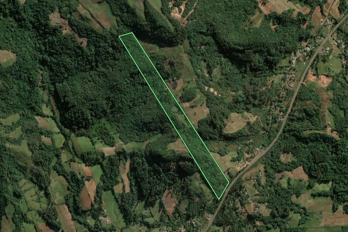 Imagem de satélite do imóvel rural em Candelária (RS), com o contorno declarado no CAR desenhado por cima.