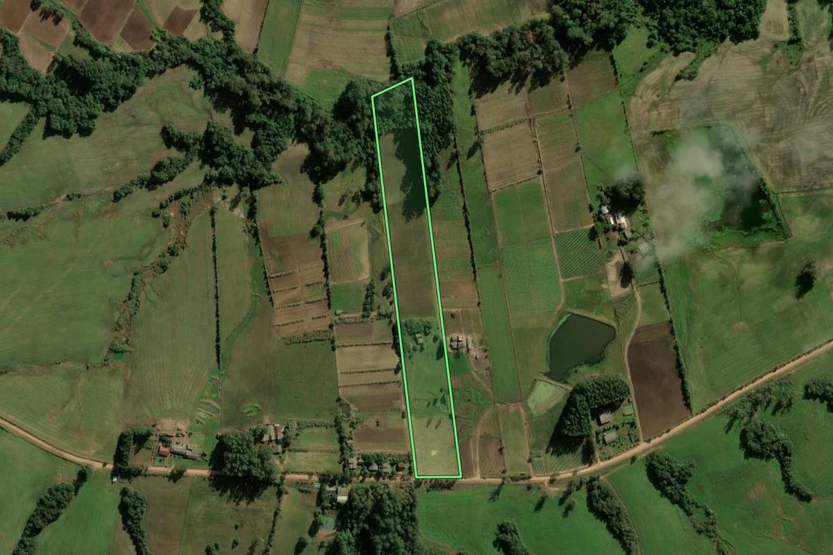 Imagem de satélite do imóvel rural em Candelária (RS), com o contorno declarado no CAR desenhado por cima.