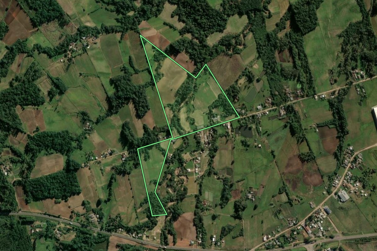 Imagem de satélite do imóvel rural em Candelária (RS), com o contorno declarado no CAR desenhado por cima.