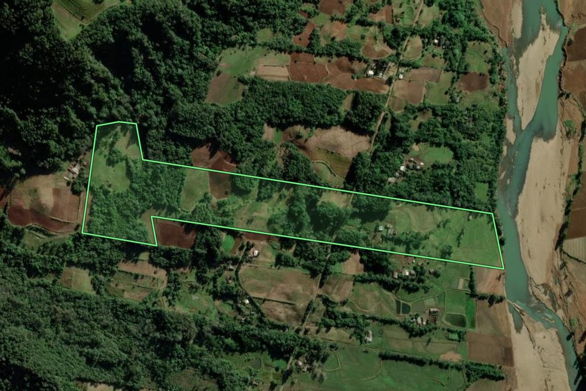 Imagem de satélite do imóvel rural em Candelária (RS), com o contorno declarado no CAR desenhado por cima.