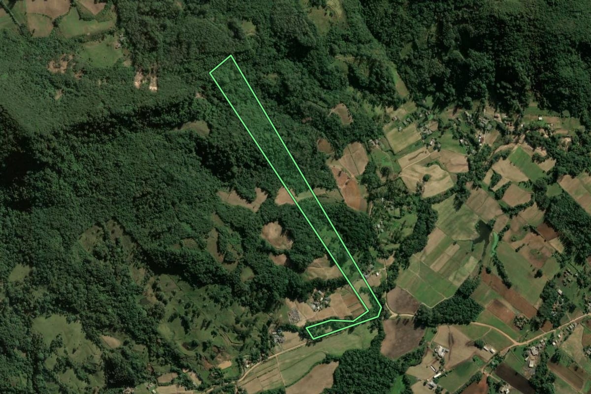 Imagem de satélite do imóvel rural em Candelária (RS), com o contorno declarado no CAR desenhado por cima.