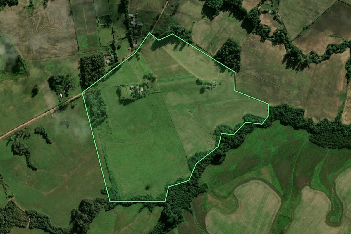 Imagem de satélite do imóvel rural em Candelária (RS), com o contorno declarado no CAR desenhado por cima.