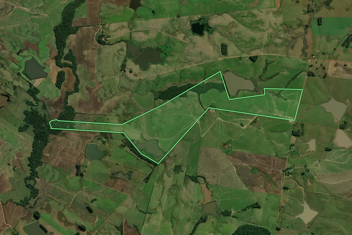 Imagem de satélite do imóvel rural em Candelária (RS), com o contorno declarado no CAR desenhado por cima.