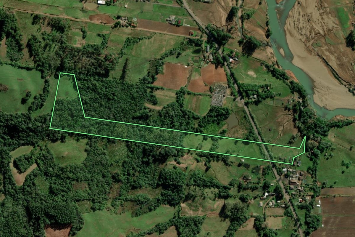 Imagem de satélite do imóvel rural em Candelária (RS), com o contorno declarado no CAR desenhado por cima.