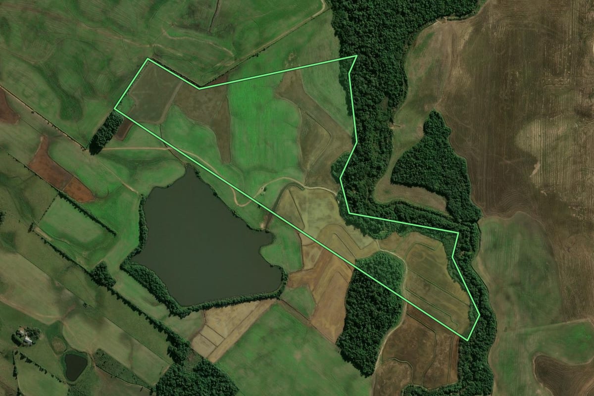 Imagem de satélite do imóvel rural em Candelária (RS), com o contorno declarado no CAR desenhado por cima.