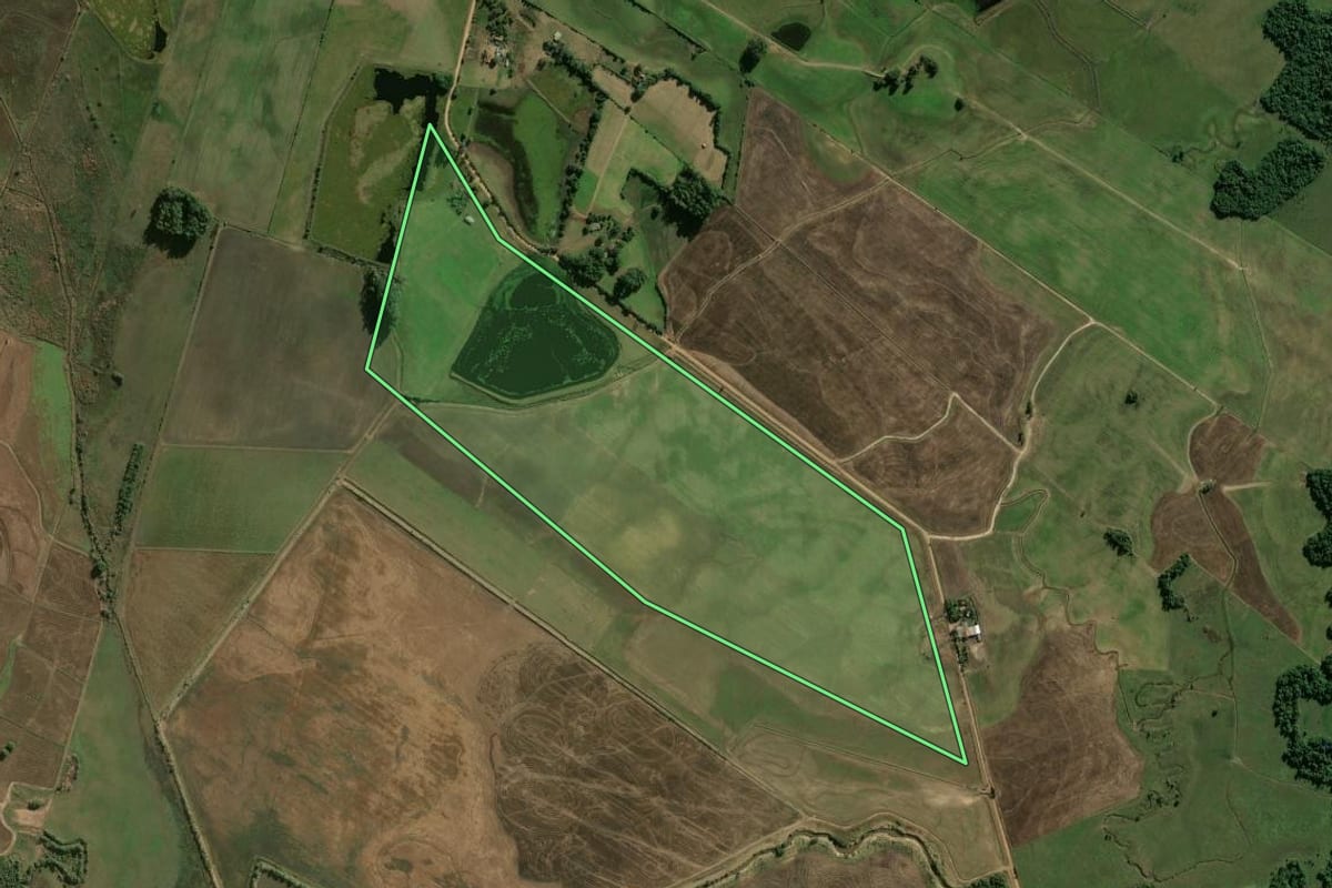 Imagem de satélite do imóvel rural em Candelária (RS), com o contorno declarado no CAR desenhado por cima.