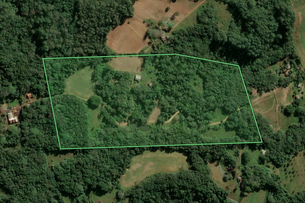 Imagem de satélite do imóvel rural em Candelária (RS), com o contorno declarado no CAR desenhado por cima.