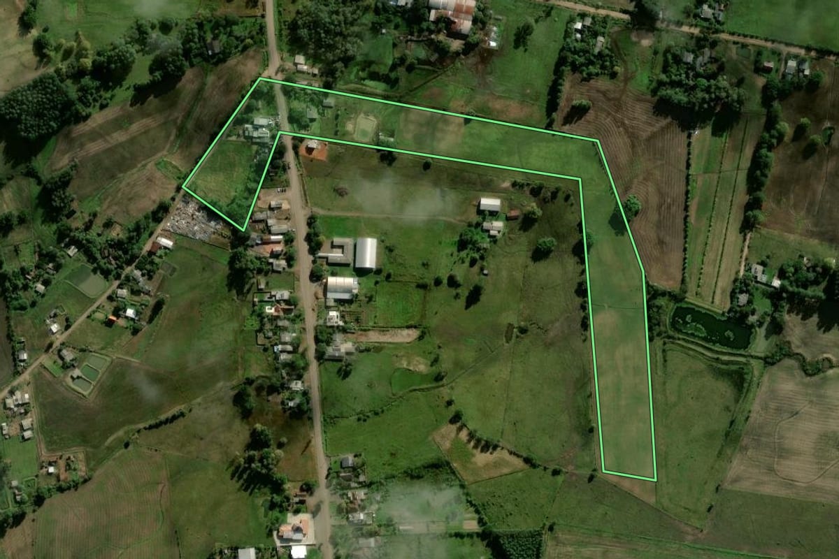 Imagem de satélite do imóvel rural em Candelária (RS), com o contorno declarado no CAR desenhado por cima.