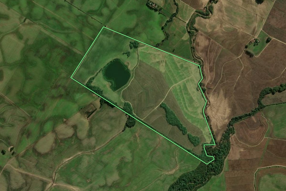 Imagem de satélite do imóvel rural em Candelária (RS), com o contorno declarado no CAR desenhado por cima.