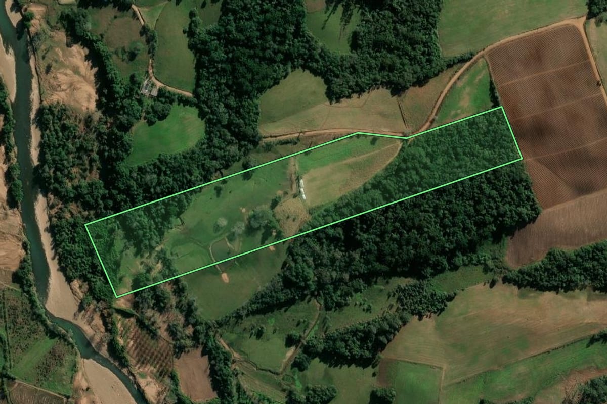 Imagem de satélite do imóvel rural em Candelária (RS), com o contorno declarado no CAR desenhado por cima.
