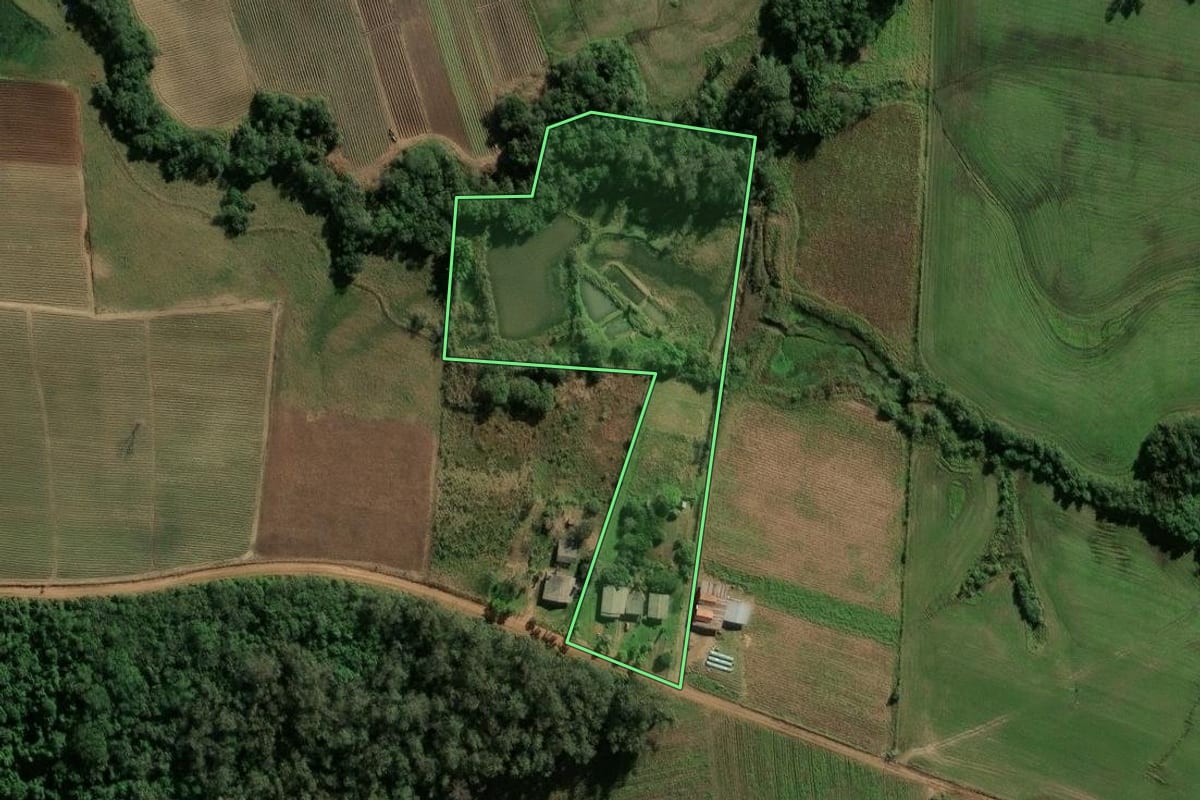 Imagem de satélite do imóvel rural em Candelária (RS), com o contorno declarado no CAR desenhado por cima.
