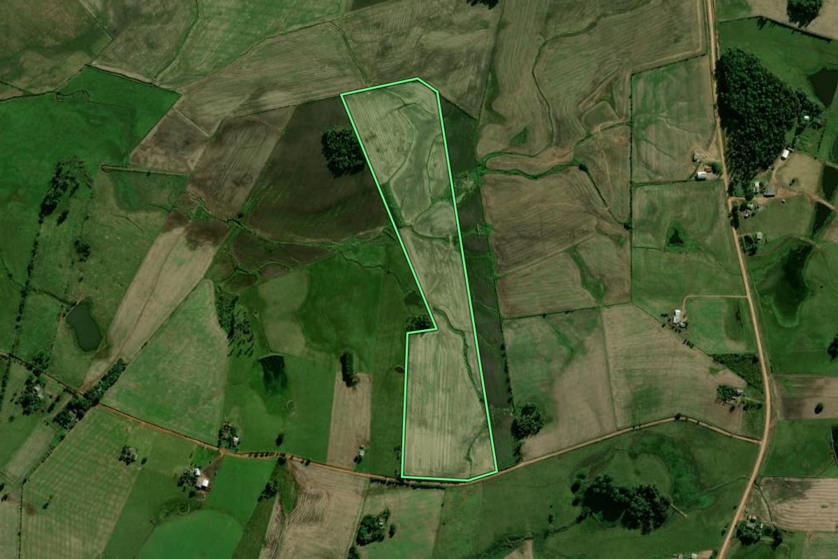 Imagem de satélite do imóvel rural em Candelária (RS), com o contorno declarado no CAR desenhado por cima.