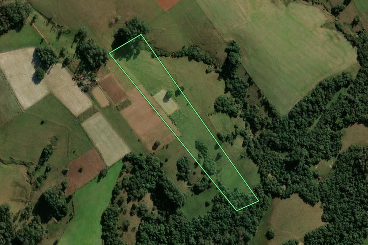 Imagem de satélite do imóvel rural em Candelária (RS), com o contorno declarado no CAR desenhado por cima.