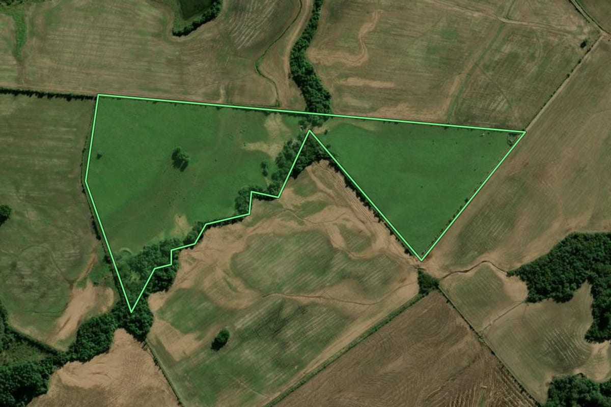 Imagem de satélite do imóvel rural em Candelária (RS), com o contorno declarado no CAR desenhado por cima.