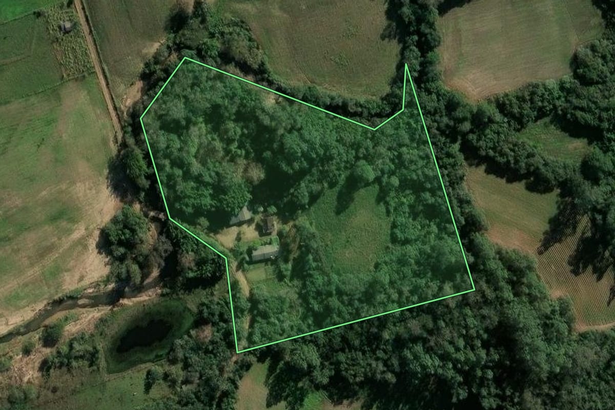Imagem de satélite do imóvel rural em Candelária (RS), com o contorno declarado no CAR desenhado por cima.