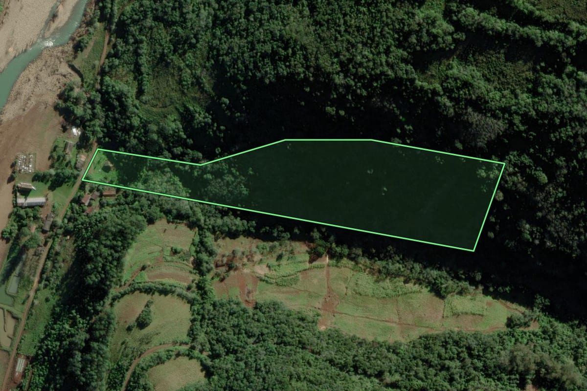 Imagem de satélite do imóvel rural em Candelária (RS), com o contorno declarado no CAR desenhado por cima.