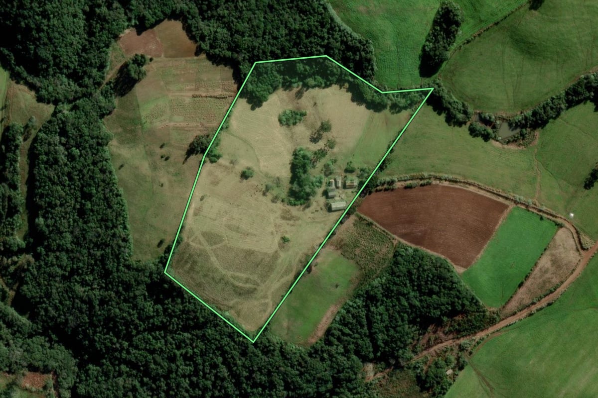 Imagem de satélite do imóvel rural em Candelária (RS), com o contorno declarado no CAR desenhado por cima.
