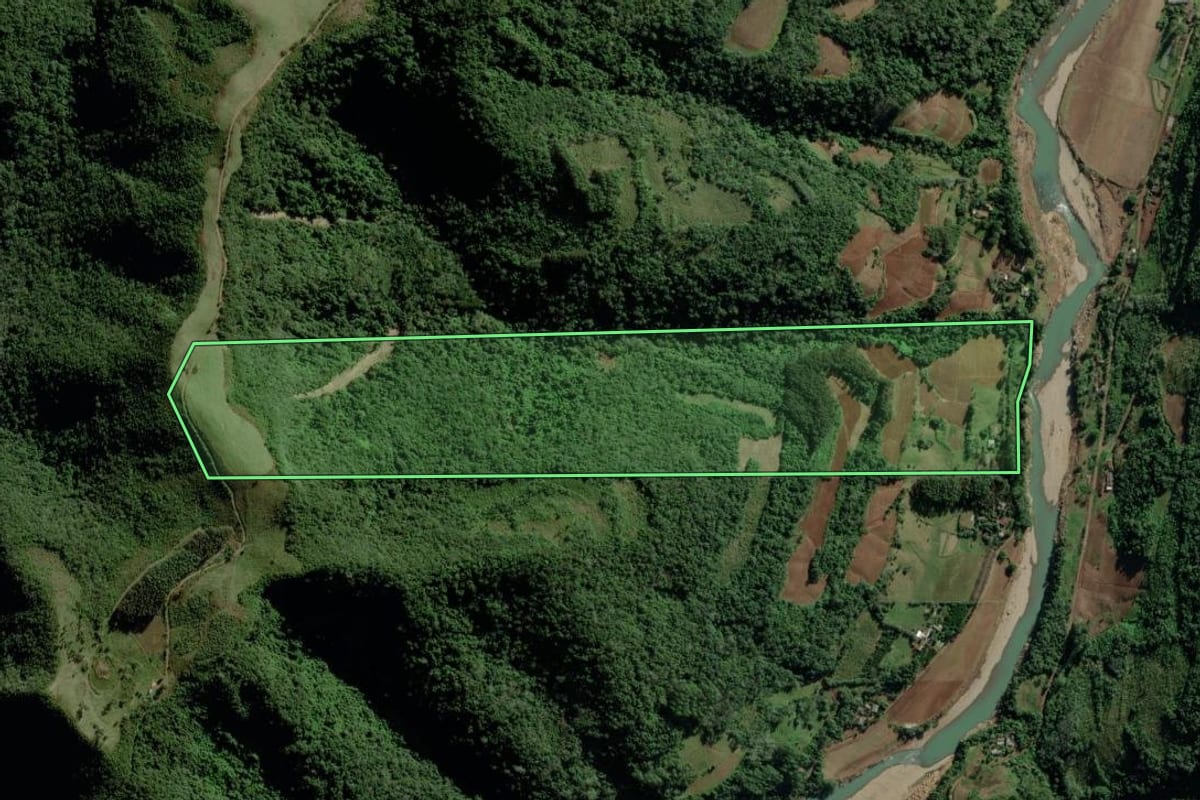 Imagem de satélite do imóvel rural em Candelária (RS), com o contorno declarado no CAR desenhado por cima.